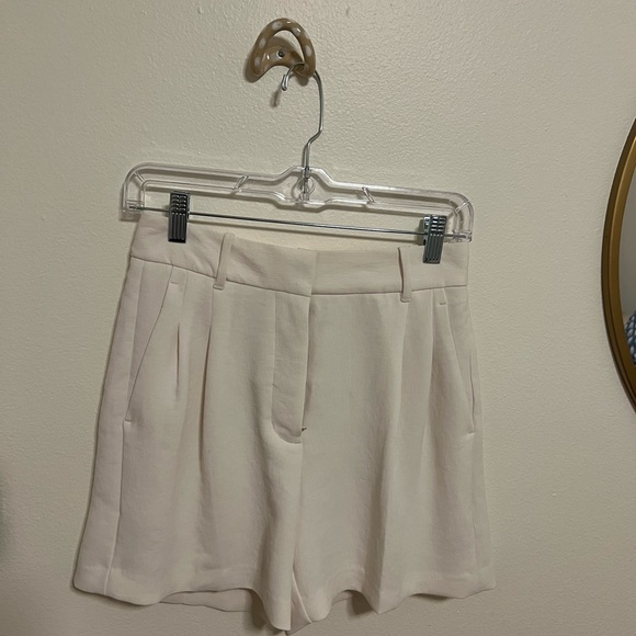 White Aritzia Wilfred Shorts Size 2 - Picture 1 of 5